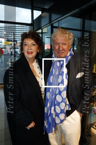 Schiphol 4 februari 2020
Katja Schuurman Peter Faber Willibrord Frequin Gerard Cox en Barrie Stevens vertrekkenb vanaf schiphol naar Suriname voor de opnames van het RTL4 programma Beter laat dan ooit. Willibrord met zijn vriendin