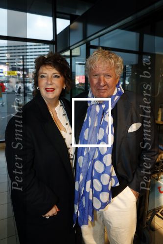 Schiphol 4 februari 2020
Katja Schuurman Peter Faber Willibrord Frequin Gerard Cox en Barrie Stevens vertrekkenb vanaf schiphol naar Suriname voor de opnames van het RTL4 programma Beter laat dan ooit. Willibrord met zijn vriendin