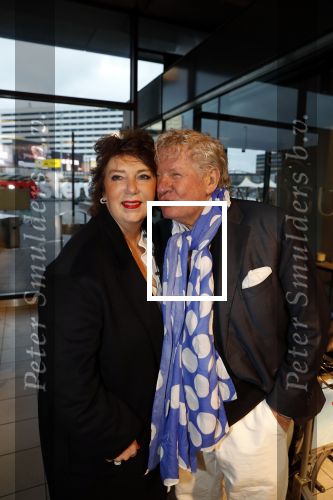 Schiphol 4 februari 2020
Katja Schuurman Peter Faber Willibrord Frequin Gerard Cox en Barrie Stevens vertrekkenb vanaf schiphol naar Suriname voor de opnames van het RTL4 programma Beter laat dan ooit. Willibrord met zijn vriendin