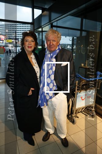Schiphol 4 februari 2020
Katja Schuurman Peter Faber Willibrord Frequin Gerard Cox en Barrie Stevens vertrekkenb vanaf schiphol naar Suriname voor de opnames van het RTL4 programma Beter laat dan ooit. Willibrord met zijn vriendin