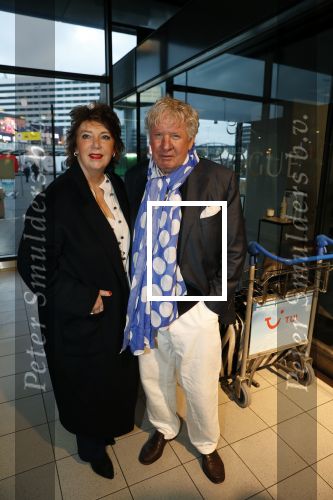 Schiphol 4 februari 2020
Katja Schuurman Peter Faber Willibrord Frequin Gerard Cox en Barrie Stevens vertrekkenb vanaf schiphol naar Suriname voor de opnames van het RTL4 programma Beter laat dan ooit. Willibrord met zijn vriendin