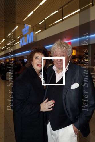 Schiphol 4 februari 2020
Katja Schuurman Peter Faber Willibrord Frequin Gerard Cox en Barrie Stevens vertrekkenb vanaf schiphol naar Suriname voor de opnames van het RTL4 programma Beter laat dan ooit. Willibrord met zijn vriendin