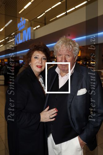 Schiphol 4 februari 2020
Katja Schuurman Peter Faber Willibrord Frequin Gerard Cox en Barrie Stevens vertrekkenb vanaf schiphol naar Suriname voor de opnames van het RTL4 programma Beter laat dan ooit. Willibrord met zijn vriendin