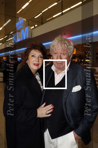 Schiphol 4 februari 2020
Katja Schuurman Peter Faber Willibrord Frequin Gerard Cox en Barrie Stevens vertrekkenb vanaf schiphol naar Suriname voor de opnames van het RTL4 programma Beter laat dan ooit. Willibrord met zijn vriendin
