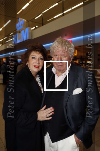 Schiphol 4 februari 2020
Katja Schuurman Peter Faber Willibrord Frequin Gerard Cox en Barrie Stevens vertrekkenb vanaf schiphol naar Suriname voor de opnames van het RTL4 programma Beter laat dan ooit. Willibrord met zijn vriendin