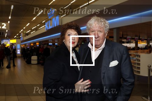 Schiphol 4 februari 2020
Katja Schuurman Peter Faber Willibrord Frequin Gerard Cox en Barrie Stevens vertrekkenb vanaf schiphol naar Suriname voor de opnames van het RTL4 programma Beter laat dan ooit. Willibrord met zijn vriendin