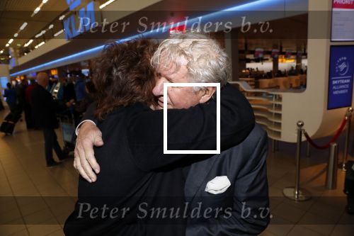 Schiphol 4 februari 2020
Katja Schuurman Peter Faber Willibrord Frequin Gerard Cox en Barrie Stevens vertrekkenb vanaf schiphol naar Suriname voor de opnames van het RTL4 programma Beter laat dan ooit. Willibrord met zijn vriendin