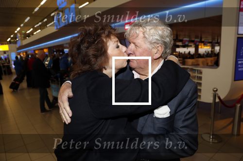 Schiphol 4 februari 2020
Katja Schuurman Peter Faber Willibrord Frequin Gerard Cox en Barrie Stevens vertrekkenb vanaf schiphol naar Suriname voor de opnames van het RTL4 programma Beter laat dan ooit. Willibrord met zijn vriendin