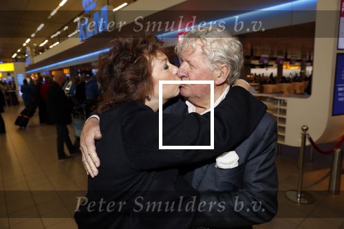 Schiphol 4 februari 2020
Katja Schuurman Peter Faber Willibrord Frequin Gerard Cox en Barrie Stevens vertrekkenb vanaf schiphol naar Suriname voor de opnames van het RTL4 programma Beter laat dan ooit. Willibrord met zijn vriendin