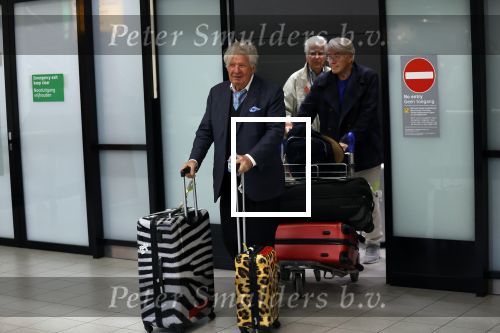 Schiphol 28 februari 2020
Aankomst Willibrord Frequin Barry Stevens Gerard Cox en Peter Faber op schiphol na de opnames van hun programma beter laat dan nooit.