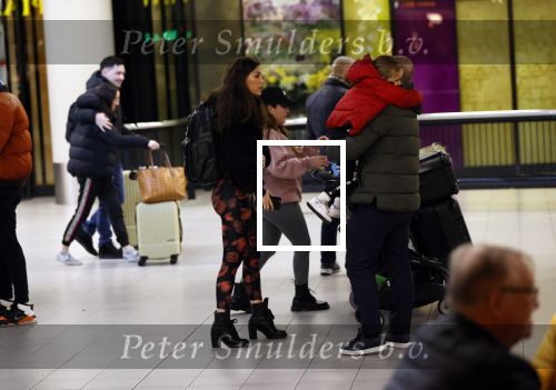Schiphol 27 februari 2020
Wesley Sneijder haalt zijn zoon Xess Xava en Yolathe Cabau v Kasbergen op nadat ze van uit Los Angeles naar Amsterdam/schiphol zijn gevloegen.