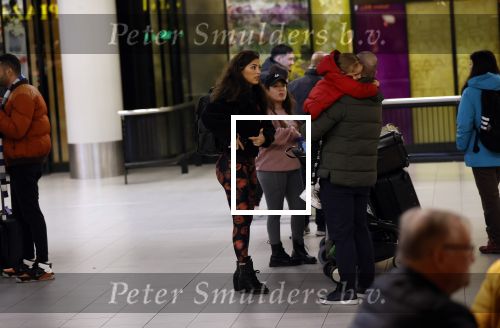 Schiphol 27 februari 2020
Wesley Sneijder haalt zijn zoon Xess Xava en Yolathe Cabau v Kasbergen op nadat ze van uit Los Angeles naar Amsterdam/schiphol zijn gevloegen.