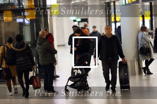 Schiphol 27 februari 2020
Wesley Sneijder haalt zijn zoon Xess Xava en Yolathe Cabau v Kasbergen op nadat ze van uit Los Angeles naar Amsterdam/schiphol zijn gevloegen.
