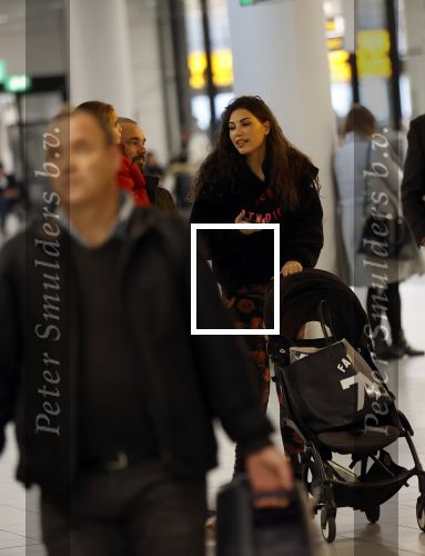 Schiphol 27 februari 2020
Wesley Sneijder haalt zijn zoon Xess Xava en Yolathe Cabau v Kasbergen op nadat ze van uit Los Angeles naar Amsterdam/schiphol zijn gevloegen.