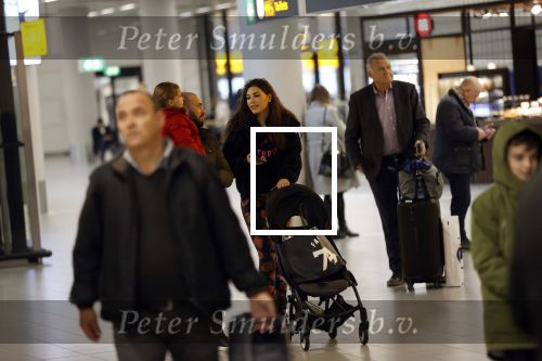 Schiphol 27 februari 2020
Wesley Sneijder haalt zijn zoon Xess Xava en Yolathe Cabau v Kasbergen op nadat ze van uit Los Angeles naar Amsterdam/schiphol zijn gevloegen.