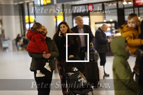 Schiphol 27 februari 2020
Wesley Sneijder haalt zijn zoon Xess Xava en Yolathe Cabau v Kasbergen op nadat ze van uit Los Angeles naar Amsterdam/schiphol zijn gevloegen.