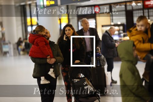 Schiphol 27 februari 2020
Wesley Sneijder haalt zijn zoon Xess Xava en Yolathe Cabau v Kasbergen op nadat ze van uit Los Angeles naar Amsterdam/schiphol zijn gevloegen.