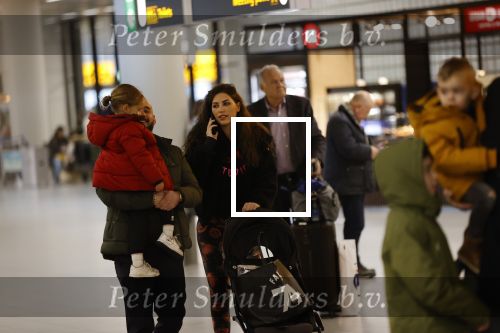 Schiphol 27 februari 2020
Wesley Sneijder haalt zijn zoon Xess Xava en Yolathe Cabau v Kasbergen op nadat ze van uit Los Angeles naar Amsterdam/schiphol zijn gevloegen.