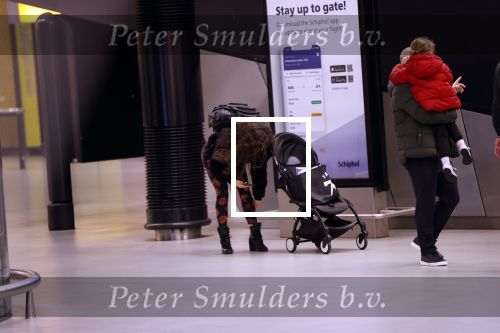 Schiphol 27 februari 2020
Wesley Sneijder haalt zijn zoon Xess Xava en Yolathe Cabau v Kasbergen op nadat ze van uit Los Angeles naar Amsterdam/schiphol zijn gevloegen.