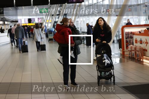 Schiphol 27 februari 2020
Wesley Sneijder haalt zijn zoon Xess Xava en Yolathe Cabau v Kasbergen op nadat ze van uit Los Angeles naar Amsterdam/schiphol zijn gevloegen.
