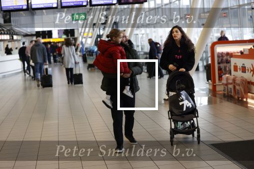 Schiphol 27 februari 2020
Wesley Sneijder haalt zijn zoon Xess Xava en Yolathe Cabau v Kasbergen op nadat ze van uit Los Angeles naar Amsterdam/schiphol zijn gevloegen.