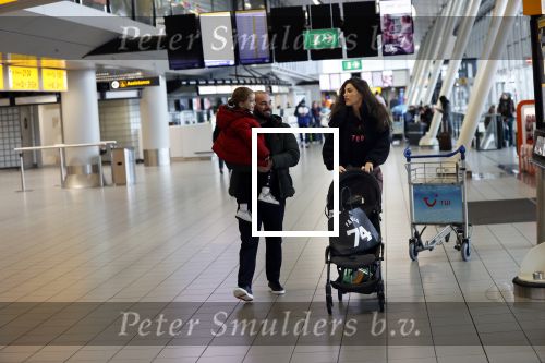 Schiphol 27 februari 2020
Wesley Sneijder haalt zijn zoon Xess Xava en Yolathe Cabau v Kasbergen op nadat ze van uit Los Angeles naar Amsterdam/schiphol zijn gevloegen.