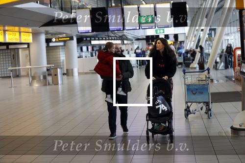 Schiphol 27 februari 2020
Wesley Sneijder haalt zijn zoon Xess Xava en Yolathe Cabau v Kasbergen op nadat ze van uit Los Angeles naar Amsterdam/schiphol zijn gevloegen.