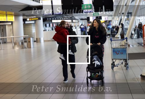 Schiphol 27 februari 2020
Wesley Sneijder haalt zijn zoon Xess Xava en Yolathe Cabau v Kasbergen op nadat ze van uit Los Angeles naar Amsterdam/schiphol zijn gevloegen.