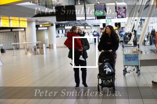 Schiphol 27 februari 2020
Wesley Sneijder haalt zijn zoon Xess Xava en Yolathe Cabau v Kasbergen op nadat ze van uit Los Angeles naar Amsterdam/schiphol zijn gevloegen.