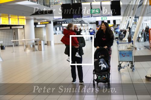Schiphol 27 februari 2020
Wesley Sneijder haalt zijn zoon Xess Xava en Yolathe Cabau v Kasbergen op nadat ze van uit Los Angeles naar Amsterdam/schiphol zijn gevloegen.