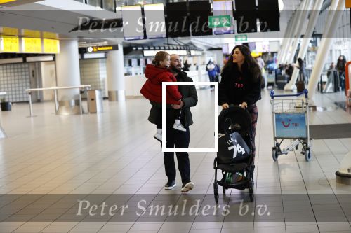 Schiphol 27 februari 2020
Wesley Sneijder haalt zijn zoon Xess Xava en Yolathe Cabau v Kasbergen op nadat ze van uit Los Angeles naar Amsterdam/schiphol zijn gevloegen.