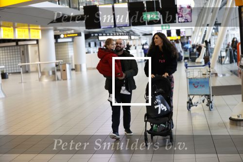 Schiphol 27 februari 2020
Wesley Sneijder haalt zijn zoon Xess Xava en Yolathe Cabau v Kasbergen op nadat ze van uit Los Angeles naar Amsterdam/schiphol zijn gevloegen.