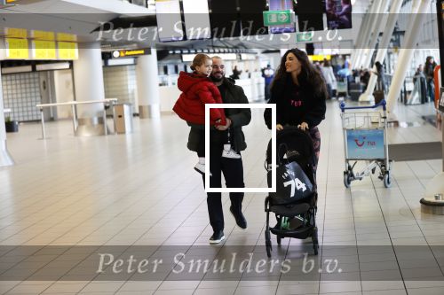 Schiphol 27 februari 2020
Wesley Sneijder haalt zijn zoon Xess Xava en Yolathe Cabau v Kasbergen op nadat ze van uit Los Angeles naar Amsterdam/schiphol zijn gevloegen.