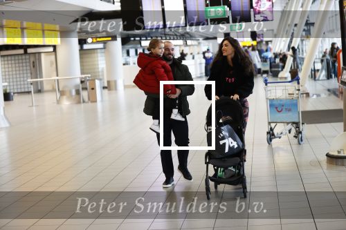 Schiphol 27 februari 2020
Wesley Sneijder haalt zijn zoon Xess Xava en Yolathe Cabau v Kasbergen op nadat ze van uit Los Angeles naar Amsterdam/schiphol zijn gevloegen.