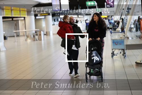 Schiphol 27 februari 2020
Wesley Sneijder haalt zijn zoon Xess Xava en Yolathe Cabau v Kasbergen op nadat ze van uit Los Angeles naar Amsterdam/schiphol zijn gevloegen.