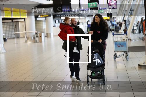 Schiphol 27 februari 2020
Wesley Sneijder haalt zijn zoon Xess Xava en Yolathe Cabau v Kasbergen op nadat ze van uit Los Angeles naar Amsterdam/schiphol zijn gevloegen.