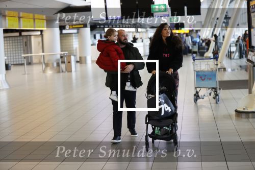 Schiphol 27 februari 2020
Wesley Sneijder haalt zijn zoon Xess Xava en Yolathe Cabau v Kasbergen op nadat ze van uit Los Angeles naar Amsterdam/schiphol zijn gevloegen.