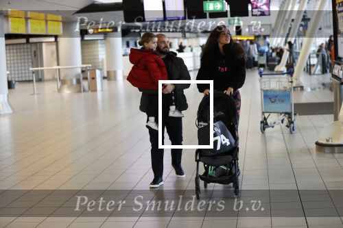 Schiphol 27 februari 2020
Wesley Sneijder haalt zijn zoon Xess Xava en Yolathe Cabau v Kasbergen op nadat ze van uit Los Angeles naar Amsterdam/schiphol zijn gevloegen.