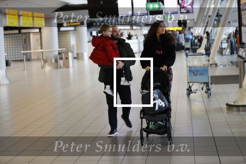 Schiphol 27 februari 2020
Wesley Sneijder haalt zijn zoon Xess Xava en Yolathe Cabau v Kasbergen op nadat ze van uit Los Angeles naar Amsterdam/schiphol zijn gevloegen.