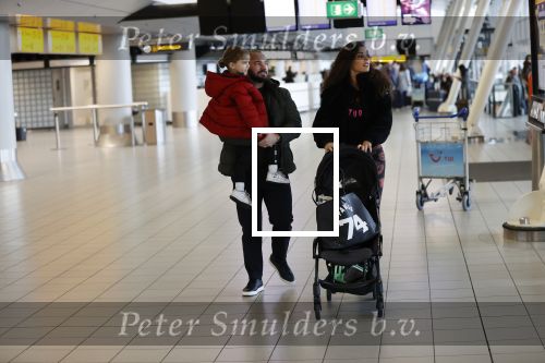 Schiphol 27 februari 2020
Wesley Sneijder haalt zijn zoon Xess Xava en Yolathe Cabau v Kasbergen op nadat ze van uit Los Angeles naar Amsterdam/schiphol zijn gevloegen.
