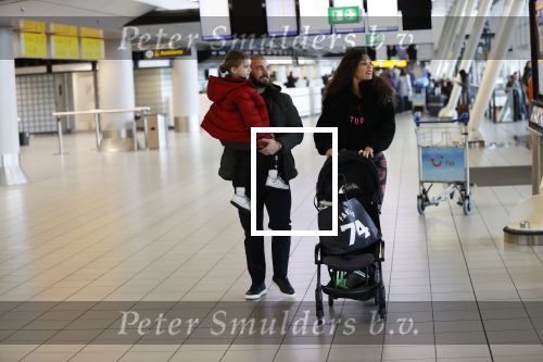 Schiphol 27 februari 2020
Wesley Sneijder haalt zijn zoon Xess Xava en Yolathe Cabau v Kasbergen op nadat ze van uit Los Angeles naar Amsterdam/schiphol zijn gevloegen.