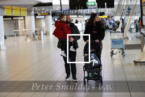 Schiphol 27 februari 2020
Wesley Sneijder haalt zijn zoon Xess Xava en Yolathe Cabau v Kasbergen op nadat ze van uit Los Angeles naar Amsterdam/schiphol zijn gevloegen.