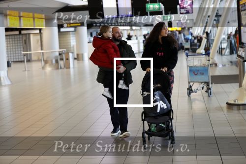 Schiphol 27 februari 2020
Wesley Sneijder haalt zijn zoon Xess Xava en Yolathe Cabau v Kasbergen op nadat ze van uit Los Angeles naar Amsterdam/schiphol zijn gevloegen.