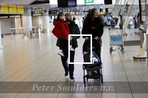 Schiphol 27 februari 2020
Wesley Sneijder haalt zijn zoon Xess Xava en Yolathe Cabau v Kasbergen op nadat ze van uit Los Angeles naar Amsterdam/schiphol zijn gevloegen.