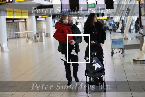Schiphol 27 februari 2020
Wesley Sneijder haalt zijn zoon Xess Xava en Yolathe Cabau v Kasbergen op nadat ze van uit Los Angeles naar Amsterdam/schiphol zijn gevloegen.