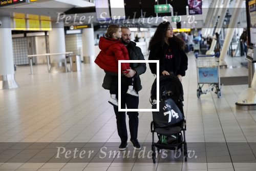 Schiphol 27 februari 2020
Wesley Sneijder haalt zijn zoon Xess Xava en Yolathe Cabau v Kasbergen op nadat ze van uit Los Angeles naar Amsterdam/schiphol zijn gevloegen.