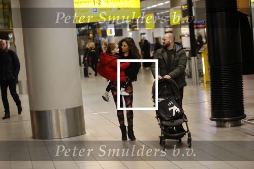 Schiphol 27 februari 2020
Wesley Sneijder haalt zijn zoon Xess Xava en Yolathe Cabau v Kasbergen op nadat ze van uit Los Angeles naar Amsterdam/schiphol zijn gevloegen.