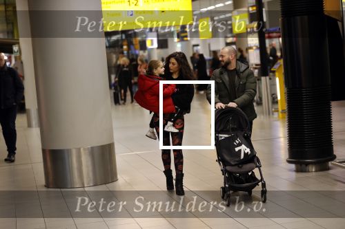 Schiphol 27 februari 2020
Wesley Sneijder haalt zijn zoon Xess Xava en Yolathe Cabau v Kasbergen op nadat ze van uit Los Angeles naar Amsterdam/schiphol zijn gevloegen.