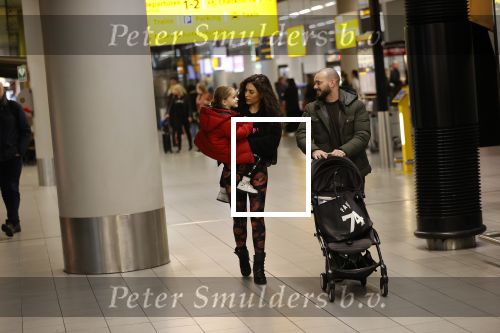 Schiphol 27 februari 2020
Wesley Sneijder haalt zijn zoon Xess Xava en Yolathe Cabau v Kasbergen op nadat ze van uit Los Angeles naar Amsterdam/schiphol zijn gevloegen.