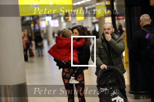 Schiphol 27 februari 2020
Wesley Sneijder haalt zijn zoon Xess Xava en Yolathe Cabau v Kasbergen op nadat ze van uit Los Angeles naar Amsterdam/schiphol zijn gevloegen.
